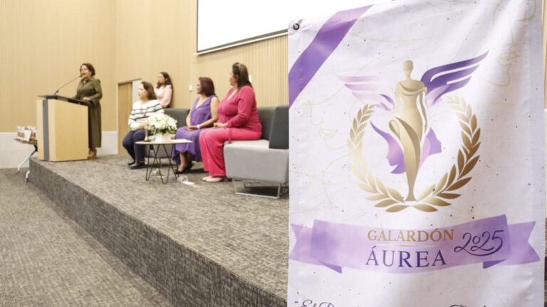 Reconocen a mujeres destacadas en Congreso del Estado