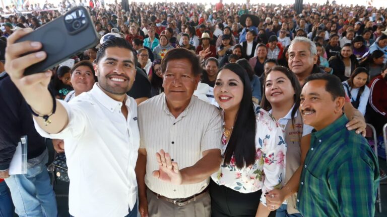 Tonantzin Fernández encabeza la entrega de tarjetas de la Beca Universal Rita Cetina en el CELMA