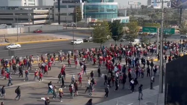 Desquician la vía Atlixcáyotl choferes de unidades pirata