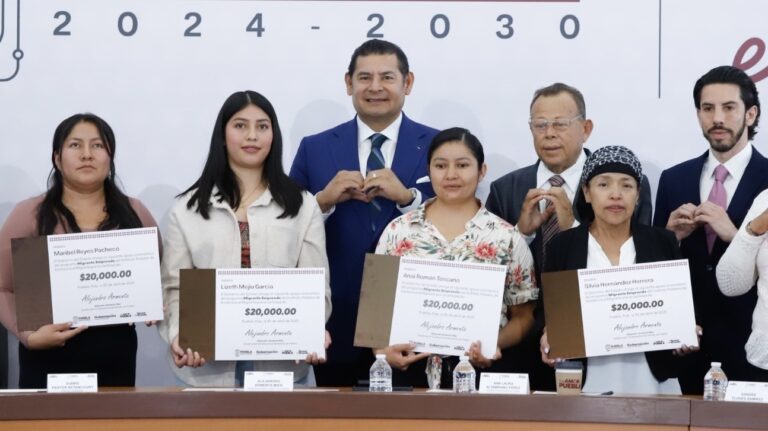 Gobierno del estado entrega apoyos a migrantes poblanos