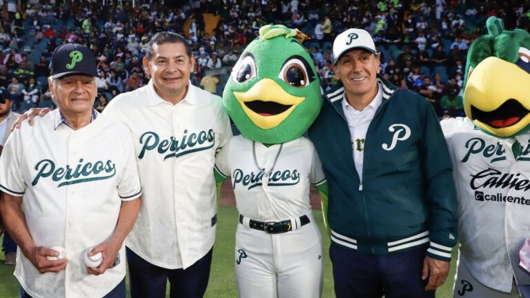 En compañía de su papá, el Gobernador Armenta acude a inicio de temporada de Pericos