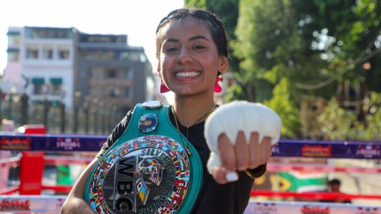 Con poblanas y poblanos “La Bonita” Sánchez realiza entrenamiento en el Zócalo