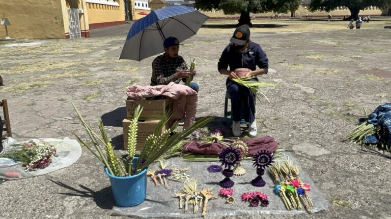 Feligreses viven el Domingo de Ramos en San Pedro Cholula