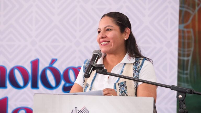 Fortalece Lupita Cuautle a escuelas con equipo tecnológico