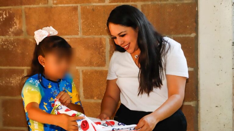 Entrega Tonantzin Fernández uniformes a jóvenes promesas del ciclismo en Cuachayotla