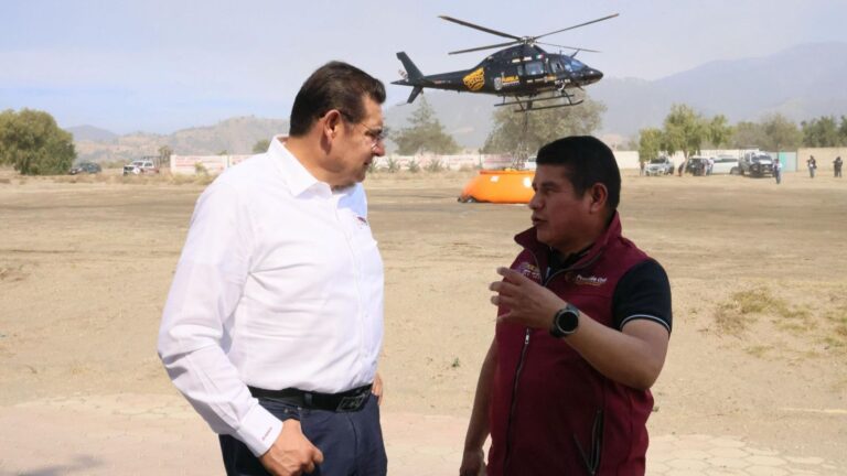 Por aire y por tierra gobernador Alejandro Armenta supervisa combate de incendios