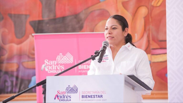 En puerta entrega de despensas en San Andrés Cholula