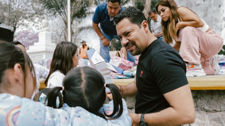 Andrés Villegas lleva juguetes y alegría a la niñez de Quecholac en representación del gobernador Alejandro Armenta