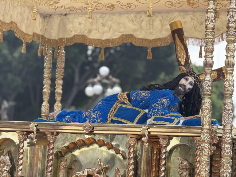 Casi 180 mil personas participaron en la procesión de Viernes Santo este 2025