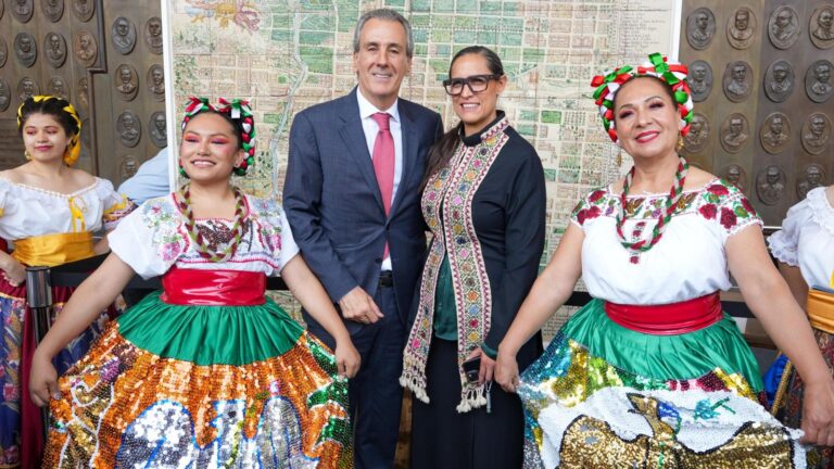 Inaugura Pepe Chedraui exposición de la Ciudad de Puebla en San Lázaro