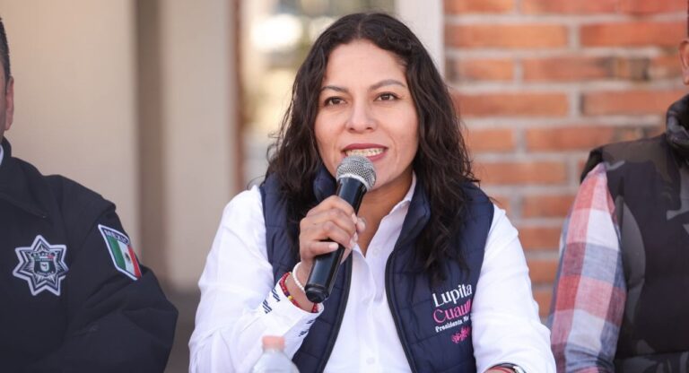 Entrega Lupita Cuautle kits de salud en San Andrés Cholula
