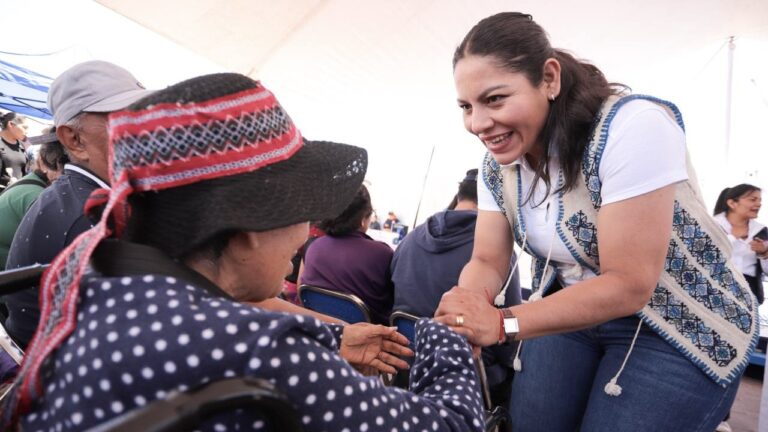 Entrega Lupita Cuautle medicamentos a pacientes con enfermedades crónico-degenerativa