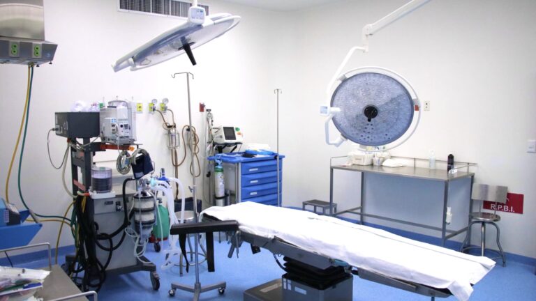 Rehabilitación de quirófanos beneficiará a 16 unidades médicas en Puebla