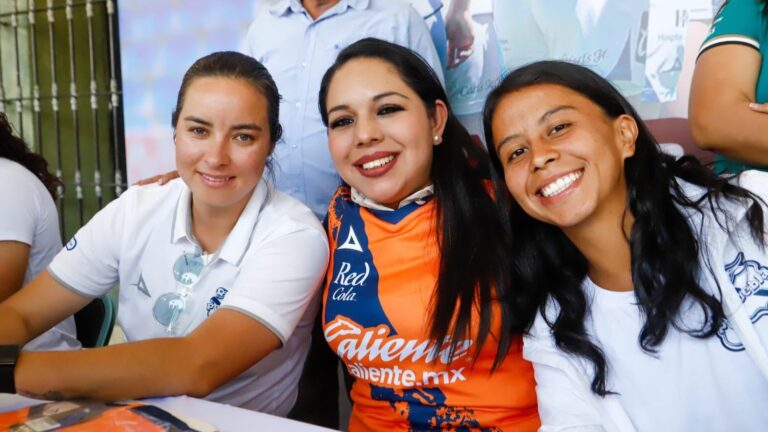 Recibe Tonantzin Fernández al Club Puebla en San Pedro Cholula