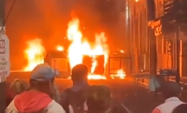 Tensión en Acatzingo: Queman patrullas tras detención y exigencia de linchamiento