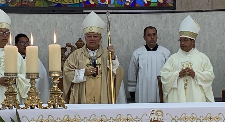 Un Arzobispo cerca de Dios y de la gente