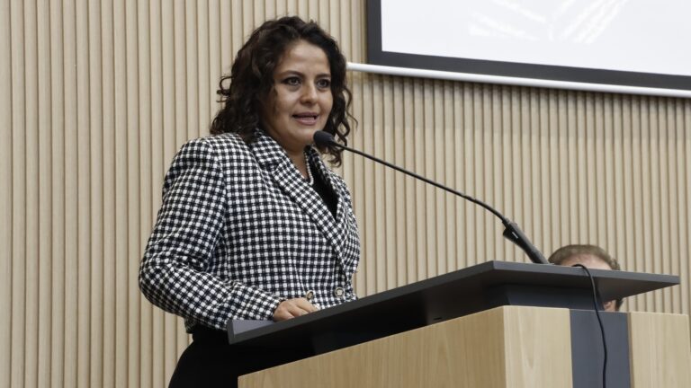 Reconocen a docentes en Congreso por su amplia y destacada labor 