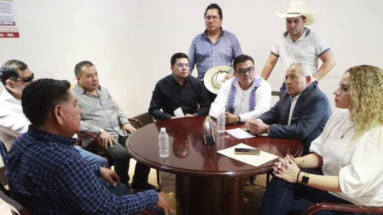 Con mesa de diálogo, atiende SEGOB a campesinos de diferentes municipios