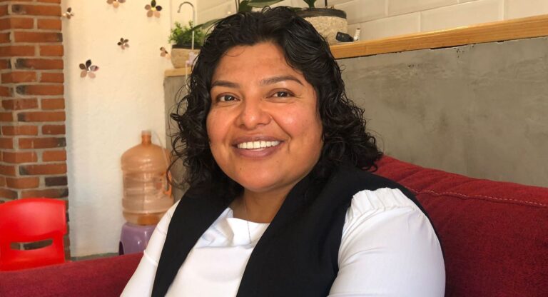 Karina Pérez escucha a comerciantes del zócalo