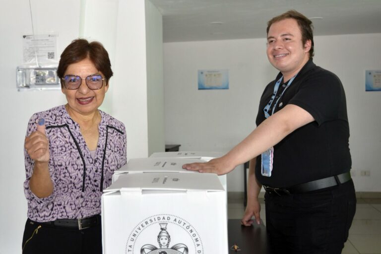 La Rectora Lilia Cedillo emitió su voto para la elección del nuevo Consejo Universitario