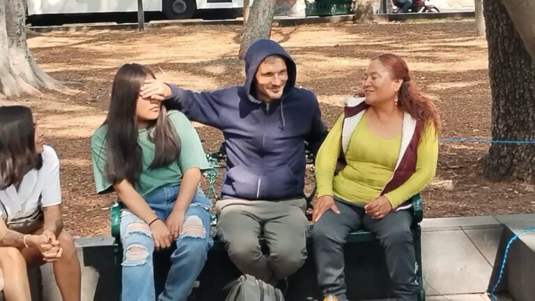 Poblanos hacen fila para ser sanados por Rumano Mircea Gabriel