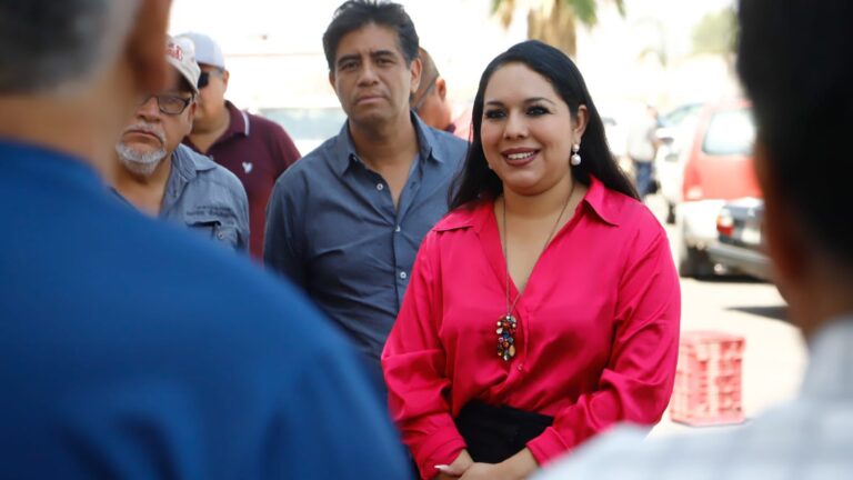 Tonantzin Fernández escucha y dialoga con comerciantes del Tianguis Xixitla