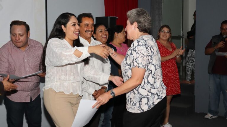 Tonantzin Fernández reconoce la labor docente en espacios comunitarios de San Pedro Cholula