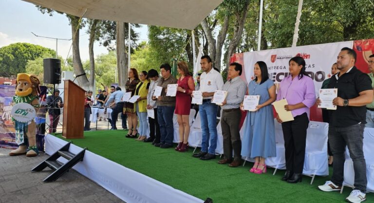 Estudiantes de la UTH recibieron 100 becas, contarán con apoyo para pagar su titulación 