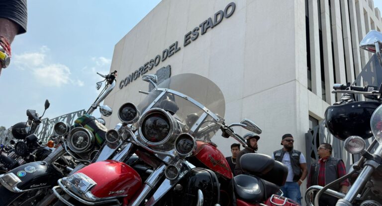 Protestan motociclistas en el Congreso, exigen respeto a sus derechos