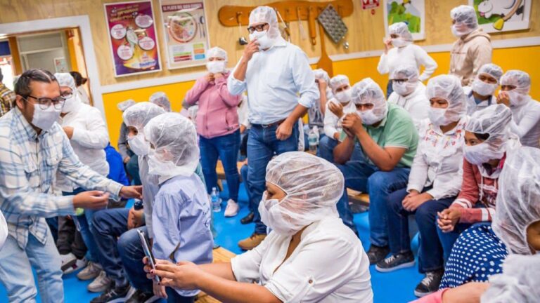 Visitan usuarias y usuarios del CMERI fábrica de Grupo Bimbo 