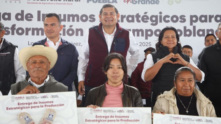 En Huatlatlauca, Gobierno de Puebla entrega más de 11 mdp en insumos para el campo