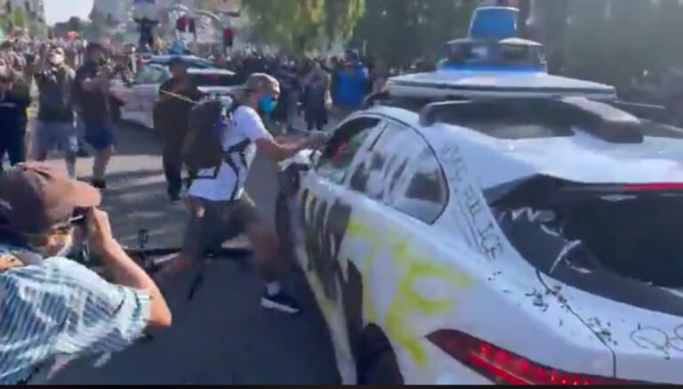 Redadas inhumanas y el ‘wag the dog’ de Trump