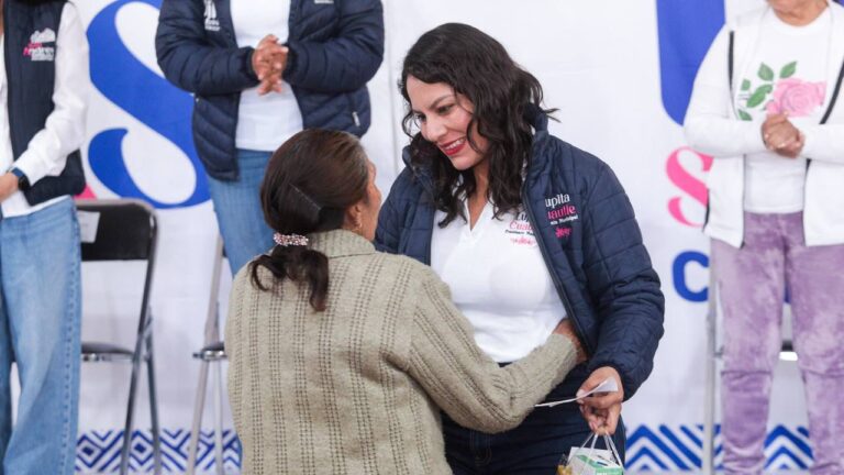 Impulsa Lupita Cuautle el autocuidado con entrega de kits de salud