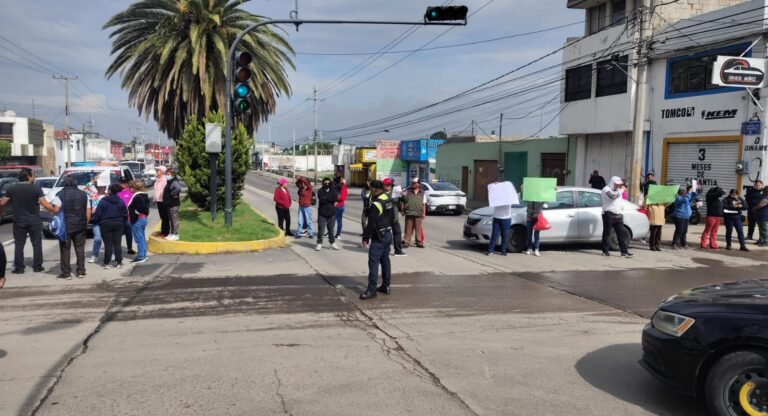 Vecinos de la colonia López Mateos exigen bacheo al ayuntamiento 