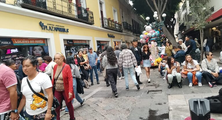 Poblanos acuden al Centro a festejar el Día del Padre