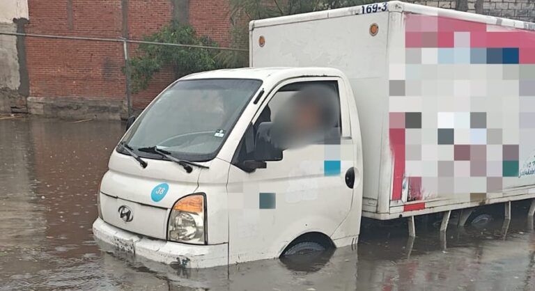 Calles inundadas y autos varados saldo de la tormenta que cayó sobre la capital