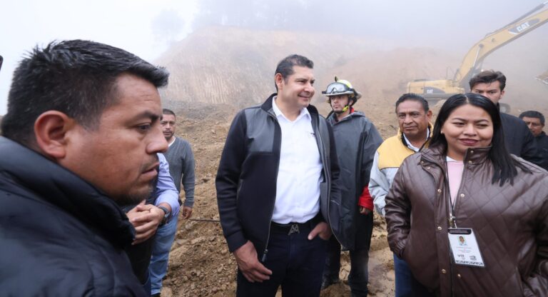 Respuesta inmediata del Gobierno de Puebla ante derrumbe en carretera de Eloxochitlán