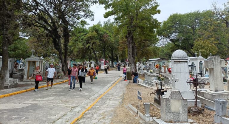 Garantiza Gobierno de la Ciudad seguridad de visitantes al Panteón Municipal por Día del Padre