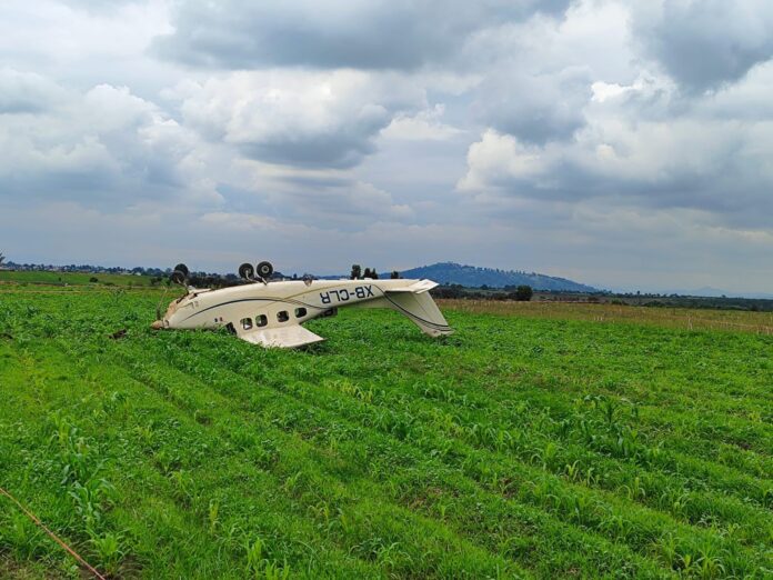 Dos tripulantes resultaron con lesiones leves tras aterrizaje de emergencia de una avioneta
