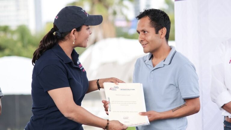 Más calles con luz, lleva Lupita Cuautle red eléctrica a San Antonio Cacalotepec