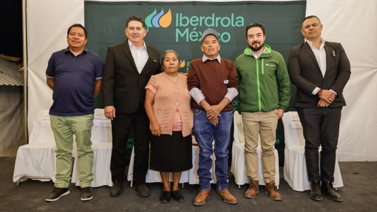 Gobierno de Puebla e Iberdrola México iluminan comunidades rurales con paneles solares