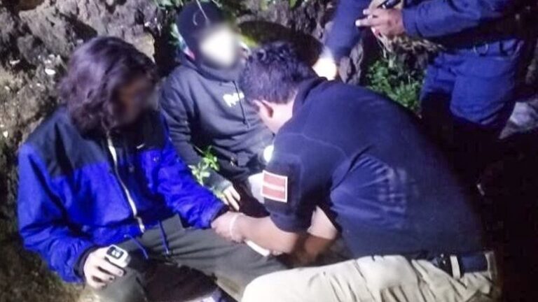 Coordina SSP rescate de masculinos atrapados en río