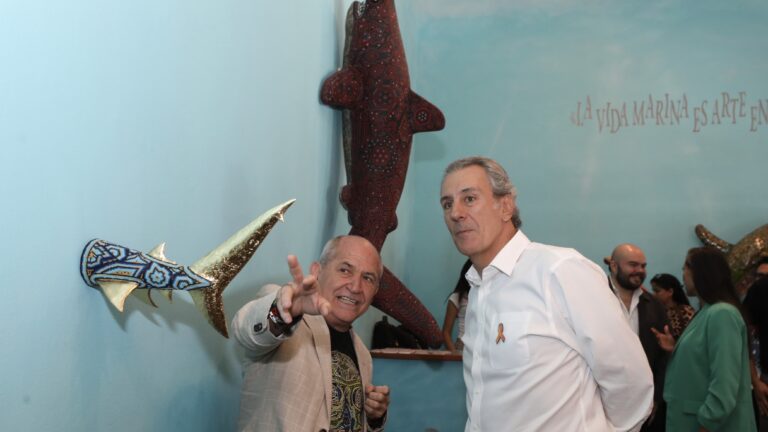 Recorre Pepe Chedraui la exposición “El Murmullo de los Océanos” en la Galería del Palacio Municipal
