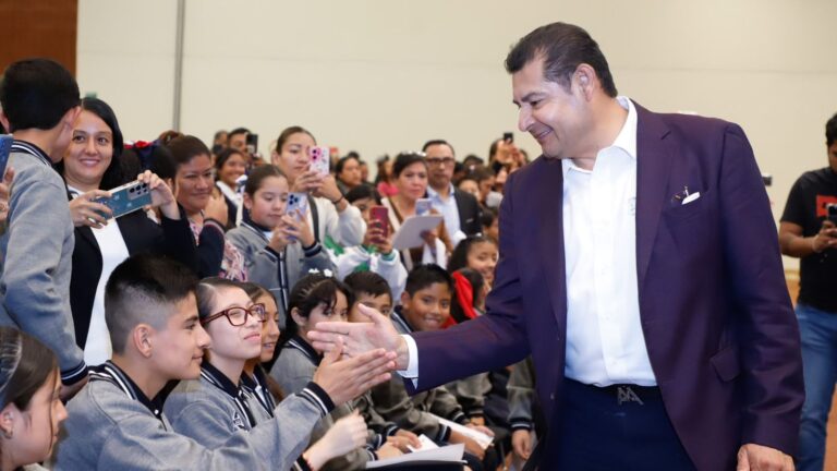 Con seguridad en educación, gobernador Armenta cumple sueños de la niñez poblana
