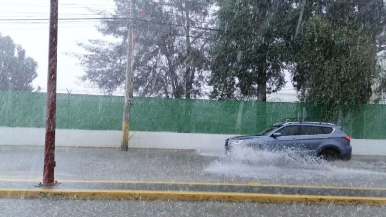 Granizada sorprende a Cuautlancingo y Coronango y colapsa sus calles