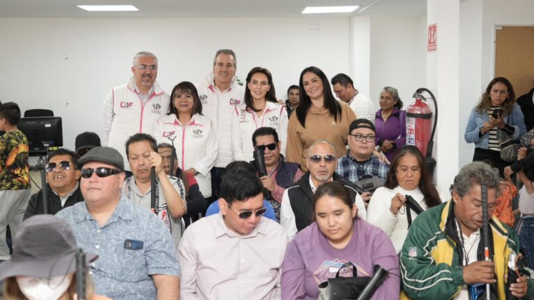 Entregan Pepe Chedraui y MariElise Budib bastones guía a integrantes del Taller de Cooperación para Ciegos A.C