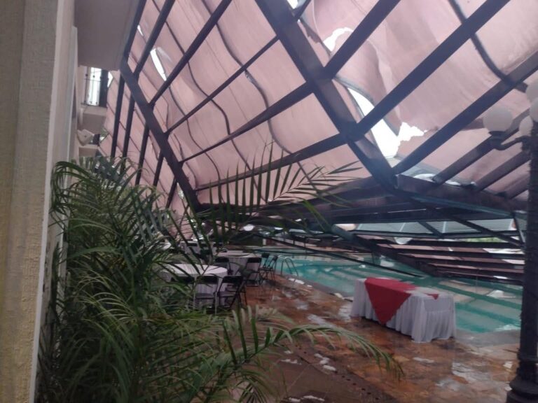 Desploma intenso granizo bodegas en Terrenate