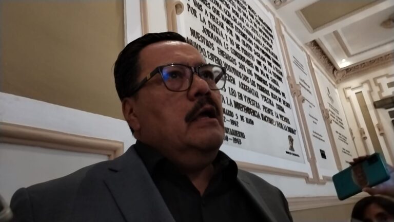 Identifican taxis piratas en el Zócalo de Puebla que hacen recorridos turísticos