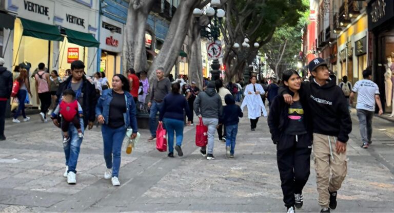 Cierran ambulantes la 2 Oriente-Poniente tras su retiro de la calle 5 de Mayo
