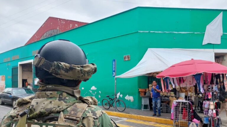 Operativos permanentes en mercados de San Pedro Cholula para salvaguardar el orden y la seguridad
